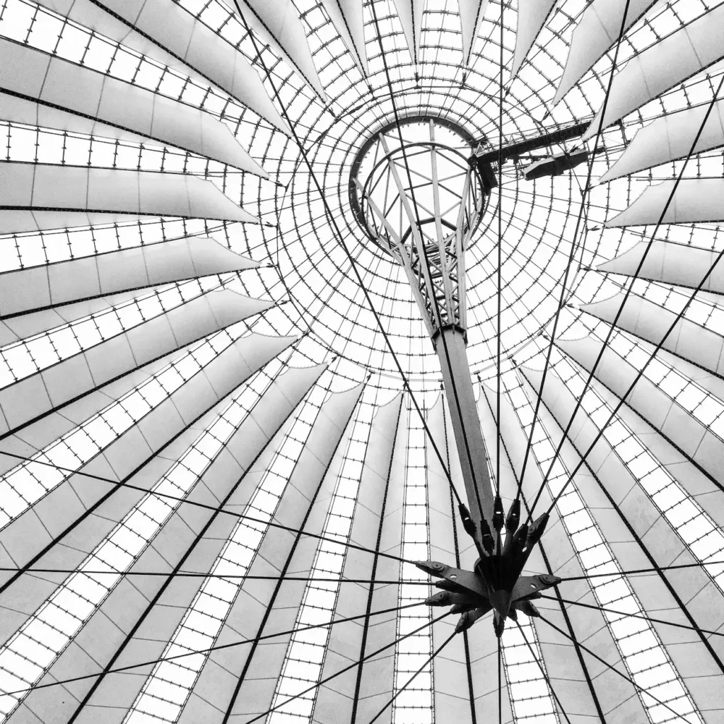 Schwarz-Weiß-Aufnahme einer kreisförmigen Dachkonstruktion als Symbol für strategische Marketingberatung