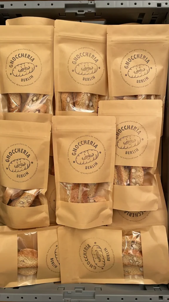 Verpackungen der D2C-Marke Gnoccheria Berlin mit Logo und italienischem Gebäck