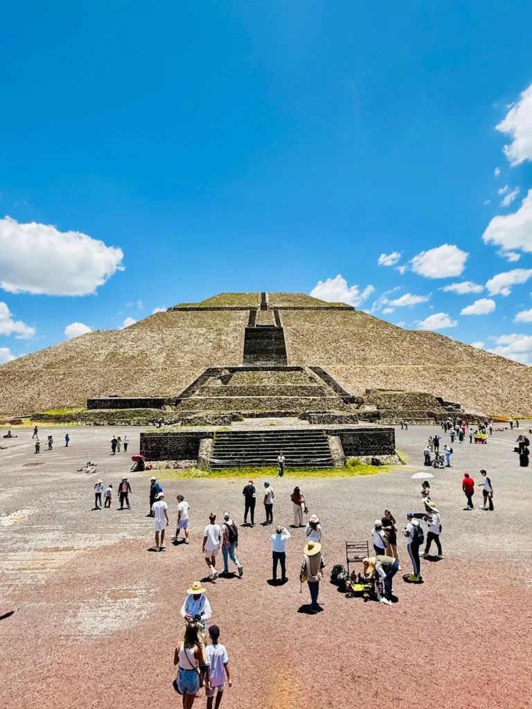 Blick auf die Sonnenpyramide von Teotihuacán in Mexiko