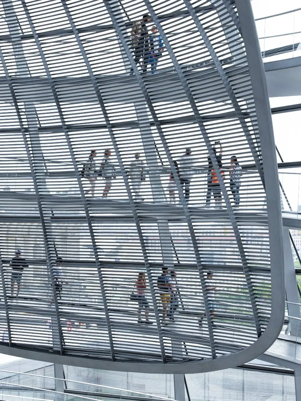 Menschen auf mehreren Ebenen in der Kuppel des Reichstagsgebäudes in Berlin